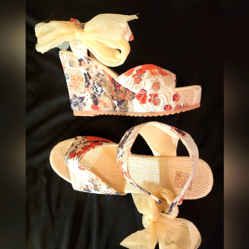 Wedge sandal with bow